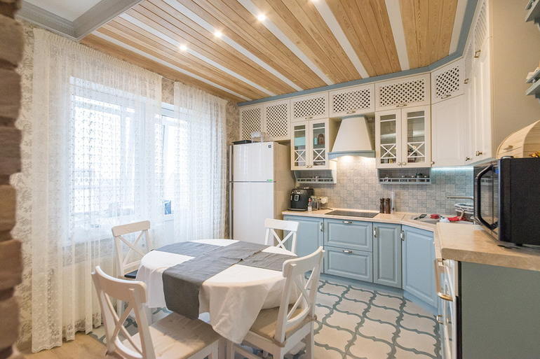 Finition de plafond en bois