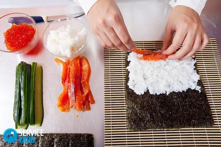 cuisinier faisant des sushis japonais