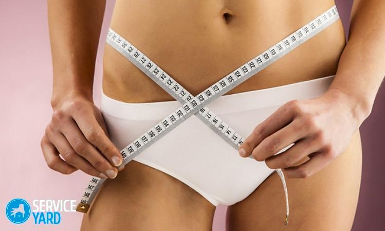 Femme mesurant son corps mince
