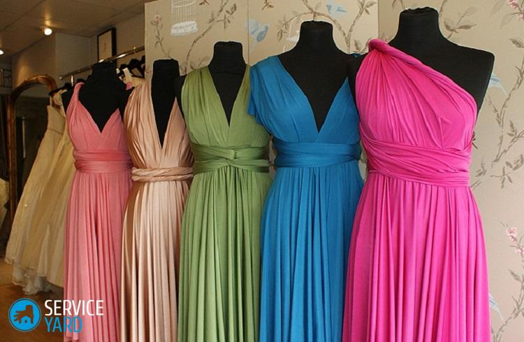Demoiselle D'honneur Deux Robes Multicolores Sur Mannequins