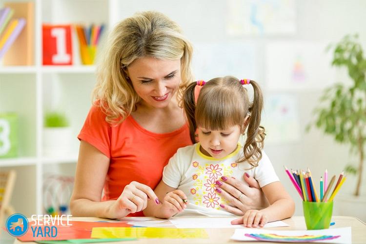Mom_And_Daughter_Drawing_002